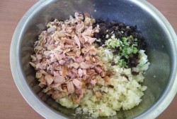  鸡肉木耳饺子馅放什么菜「鸡肉木耳饺子馅的做法」