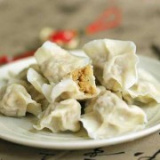  洋葱肉水饺馅怎么调好吃「洋葱肉包饺子的做法」