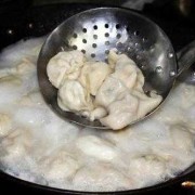 水饺粉用热水还是冷水 饺子粉和水需要醒吗