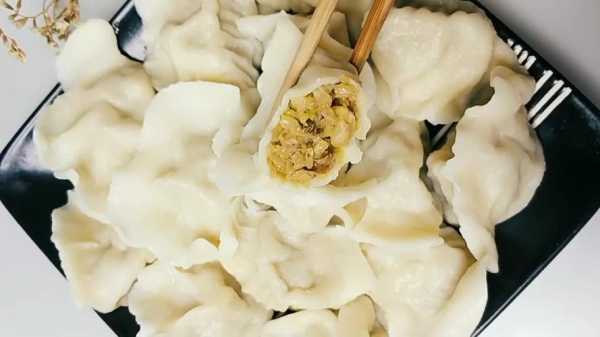  酸菜包饺子怎么调馅好吃「酸菜馅饺子如何包」 第2张