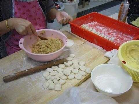  饺子馆怎么煮水饺「饺子馆怎么包饺子」 第1张