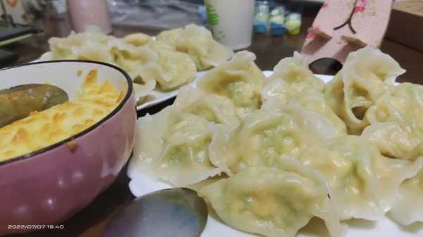  西葫芦鸡蛋馅饺子都放什么「西葫芦鸡蛋馅饺子都放什么配菜」 第3张