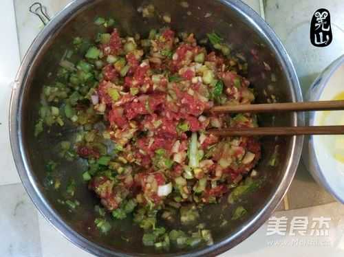 怎样包牛肉芹菜饺子好吃,牛肉芹菜包饺子的做法  第3张