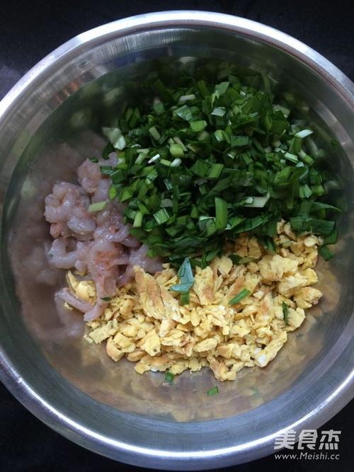  韭菜虾仁饺子馅怎样做「韭菜虾仁馅儿饺子的做法」 第2张